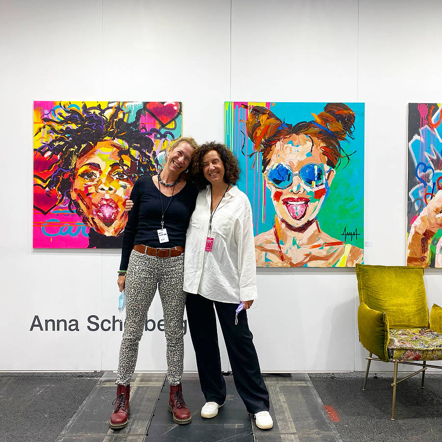 Die Künstlerin Anna Schellberg und die Galeristin Kyria Margaritis auf der Discovery Art Fair in Frankfurt, 2021.