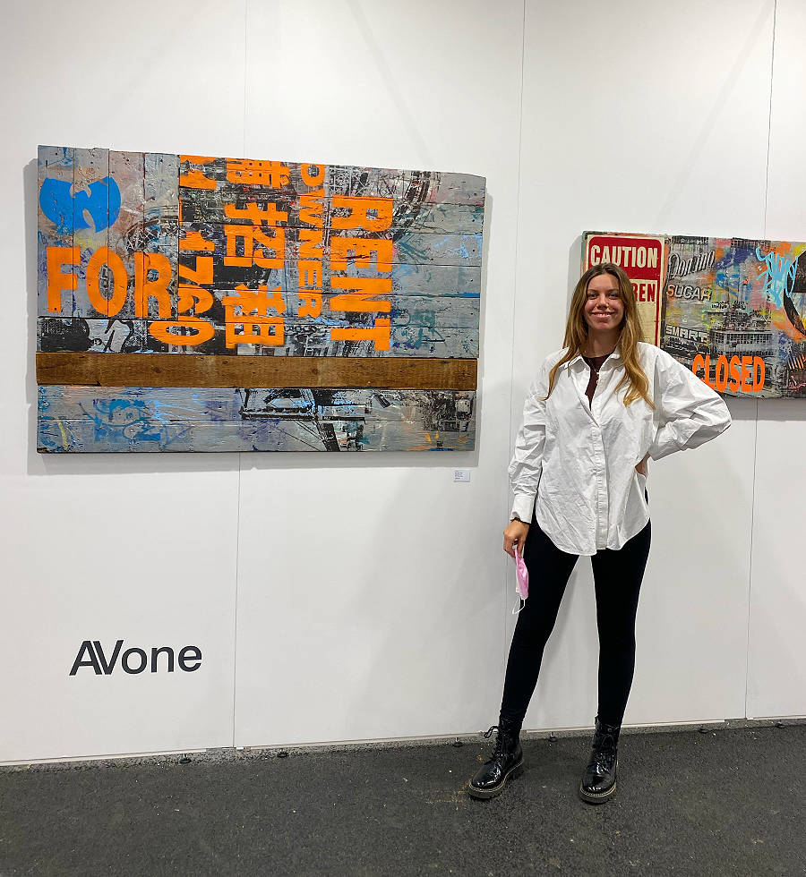 Die Galeristin Marie Margaritis vor Werken von AVone auf der Discovery Art Fair in Frankfurt, 2021.