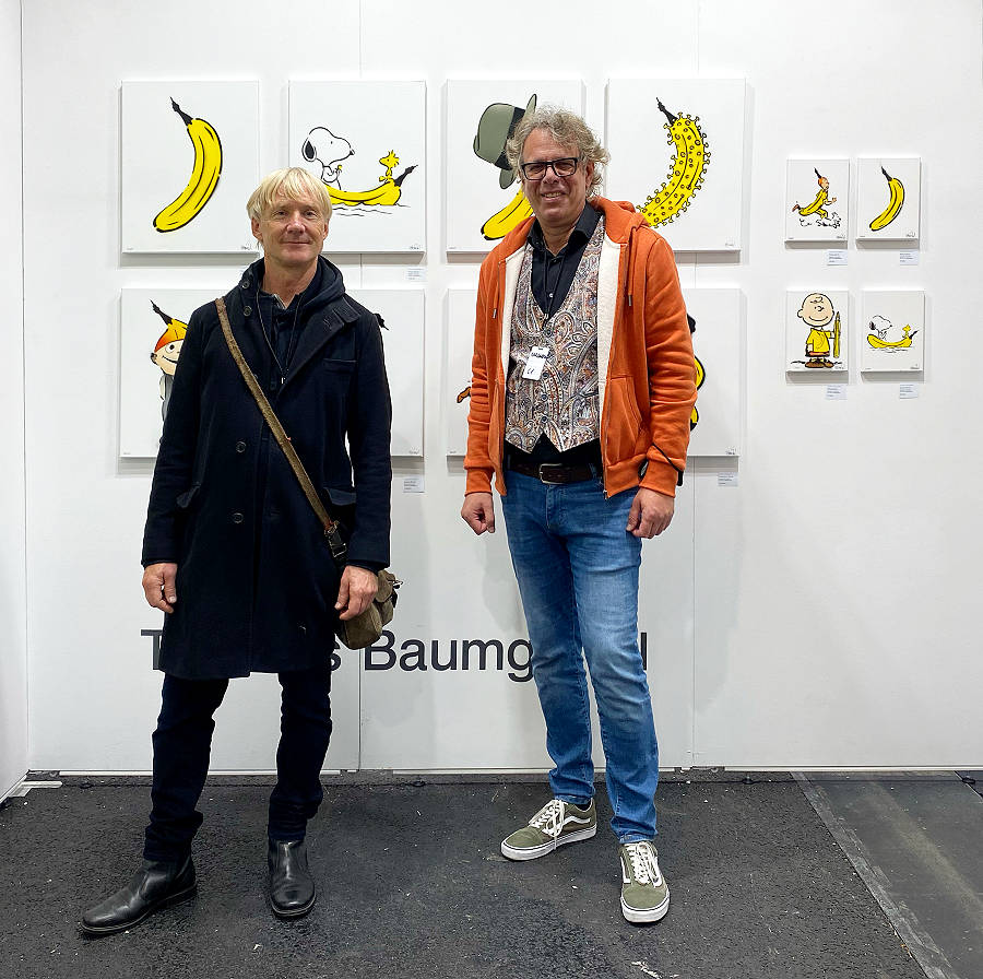 Der Künstler Thomas Baumgärtel und der Galerist Gérard Margaritis auf der Discovery Art Fair in Frankfurt, 2021.