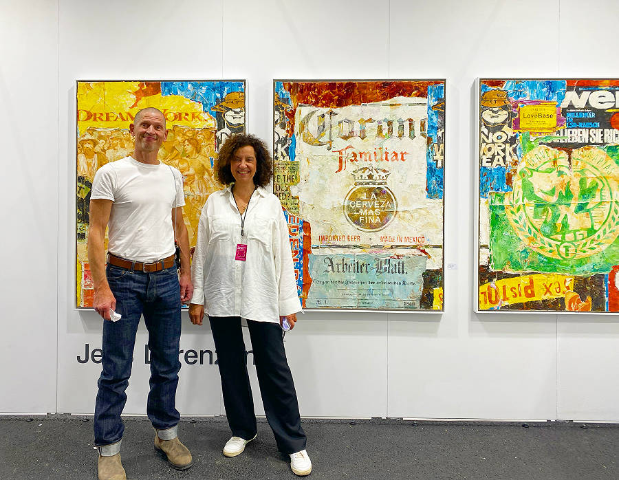 Der Künstler Jens Lorenzen und die Galeristin Kyria Margaritis auf der Discovery Art Fair in Frankfurt, 2021.