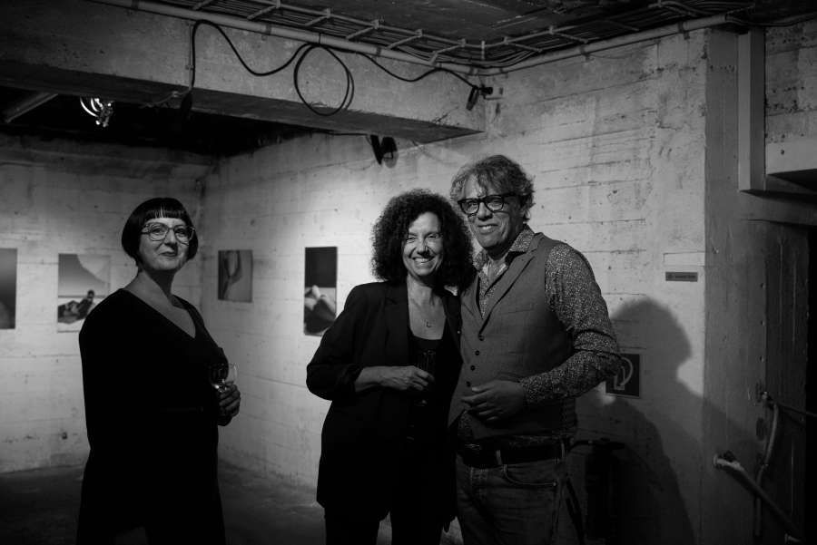  Die Galerist:innen: Dr. Sarah-Lena Schuster, Kyria Margaritis, Gérard Margaritis Sebastian Trägner - am Vernissageabend der Ausstellung Liquid Dreams.