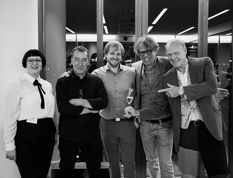 V.l.n.r.: Dr. Sarah-Lena Schuster (30works-Galerie), Dirk Schmitt, Bejamin Burkard, Gérard Margaritis (30works-Galerie), Prof. Dr. Gorian Hassleblatt (CMS Legal) am Vernissageabend.