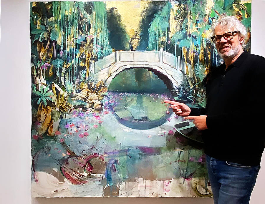 Galerist Gérard Margaritis vor dem Schlüsselwerk "Hain naht" aus der Ausstellung Spiegelreflex von Benjamin Burkard. Hierbei handelt es sich um eine Hommage des Künstlers an die Maler Claude Monet und Gustav Klimt.